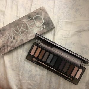 Naked Smoky eyeshadow palette